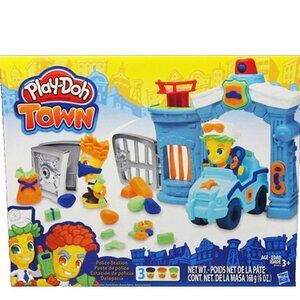 Play-Doh Town Police Station Model Kit Playset Brand New in Box